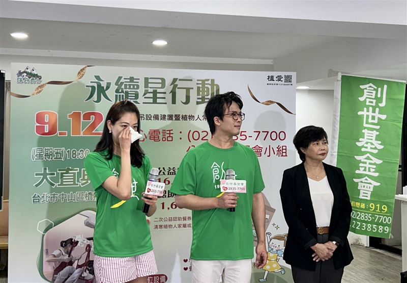姚采穎（左）一上台就落淚。（圖／創世基金會提供）