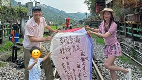 林志玲（右）去年也曾去放天燈。（圖／翻攝自微博）