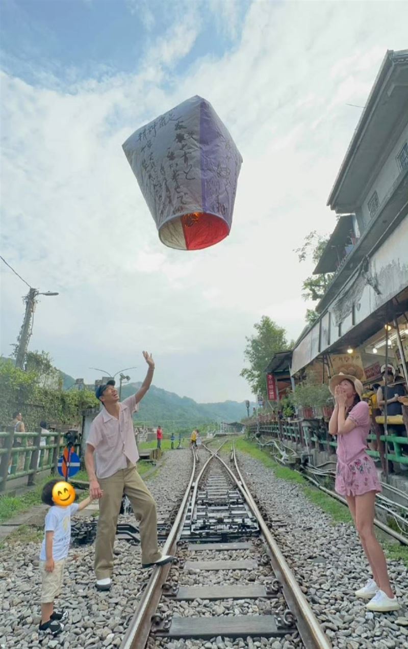 林志玲一家同樣在鐵軌上放天燈，被質疑是否要開罰。（圖／翻攝自微博）
