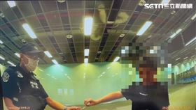 高雄方男持美工刀在高雄火車站內閒晃。（圖／翻攝畫面）