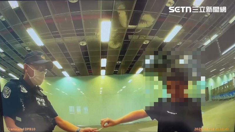 高雄方男持美工刀在高雄火車站內閒晃。（圖／翻攝畫面）