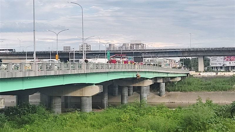 男子吊掛在大里橋下死亡。（圖／翻攝畫面）