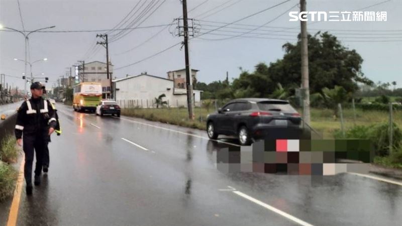 騎士疑為閃避停靠在路邊的轎車，往右方閃避，因天雨路滑，不慎滑倒，遭後方同向的大客車輾過頭部，當場死亡。（圖／翻攝畫面）