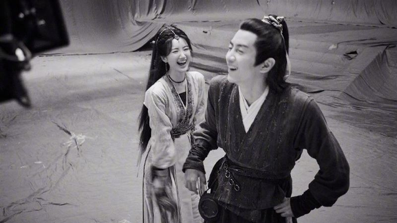 毛曉彤怒撇陳曉戀情！昔「歡樂床照」曝光