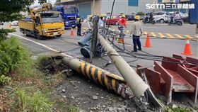 台電,高雄,高雄市,曳引車,鋼材,電桿,貨運,電線桿,燕巢,駕駛,闖禍圖片描述。（圖／翻攝畫面）