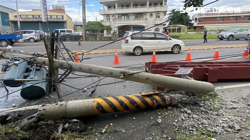 高雄市燕巢區角宿路今天（20日）上午發生嚴重車禍。（圖／翻攝畫面）