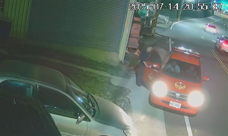 台中市消防局科長坐在副駕駛座，抵達住家時，後座同仁先下車幫科長開車門，全程被監視器拍下。（圖／翻攝自爆料公社)