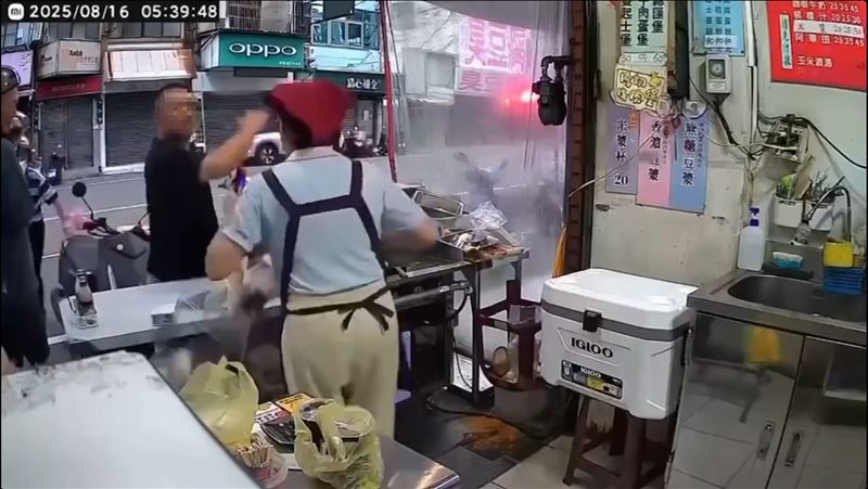 李男向早餐店借廁所遭拒竟砸店，遭逮被放竟再度返回挑釁。（圖／翻攝畫面）