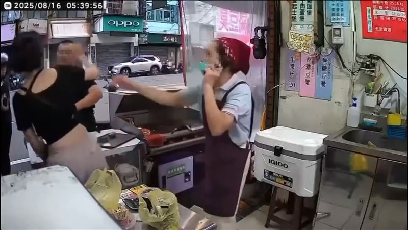李男掌摑店員。（圖／翻攝畫面）
