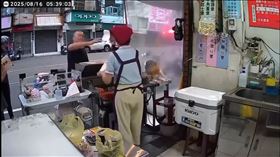 李男向早餐店借廁所遭拒竟砸店，遭逮被放竟再度返回挑釁。（圖／翻攝畫面）