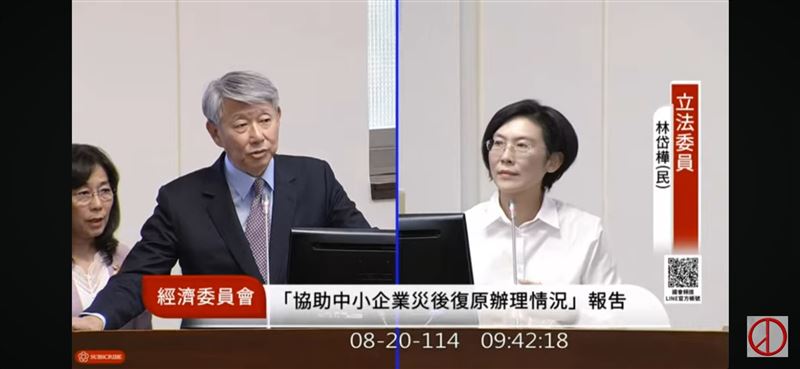 經濟部長郭智輝（中）在經濟委員會被民進黨立委林岱樺（右）質詢電網水韌性問，台水公司副總經理蕭淑貞（左）一直在旁幫忙傳遞消息欲救場，但讓林岱樺砲轟，現場氣氛一度火藥味十足。（圖／翻攝自國會頻道）