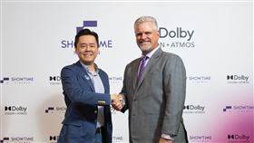 秀泰影城董事長廖偉銘與杜比實驗室全球影院銷售副總裁Michael Archer宣布，秀泰影城將成為全台首家引進最新的杜比視界 + 全景聲（Dolby Vision + Atmos）影廳的連鎖影城。(圖／秀泰影城提供)