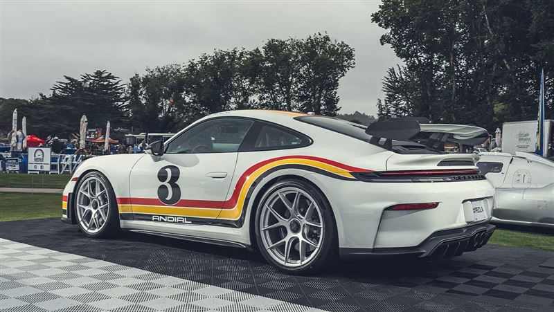 Design Wrap紀念塗裝由Zuffenhausen的Porsche Exclusive Manufaktur工坊純手工貼覆。（翻攝Porsche網站）