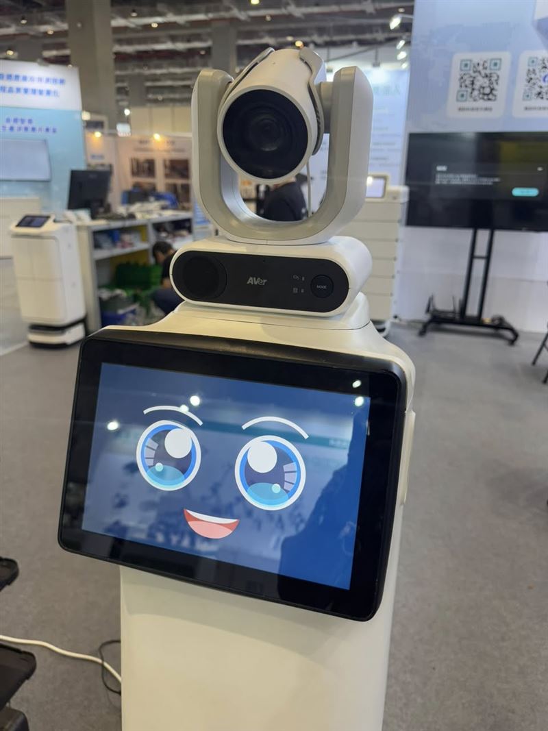 行政院長卓榮泰出席 Intelligent Asia 2025，來自16國、逾千家廠商參與，展出攤位達4,500個，規模再創新高，卓榮泰表示，台灣傳統產業正在透過數位化與AI化轉型，展現基層實力與新科技能量雙軌並進。（圖／記者師瑞德攝影）