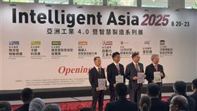 行政院長卓榮泰出席 Intelligent Asia 2025，來自16國、逾千家廠商參與，展出攤位達4,500個，規模再創新高，卓榮泰表示，台灣傳統產業正在透過數位化與AI化轉型，展現基層實力與新科技能量雙軌並進。（圖／記者師瑞德攝影）