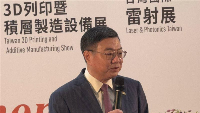 行政院長卓榮泰出席 Intelligent Asia 2025，來自16國、逾千家廠商參與，展出攤位達4,500個，規模再創新高，卓榮泰表示，台灣傳統產業正在透過數位化與AI化轉型，展現基層實力與新科技能量雙軌並進。（圖／記者師瑞德攝影）