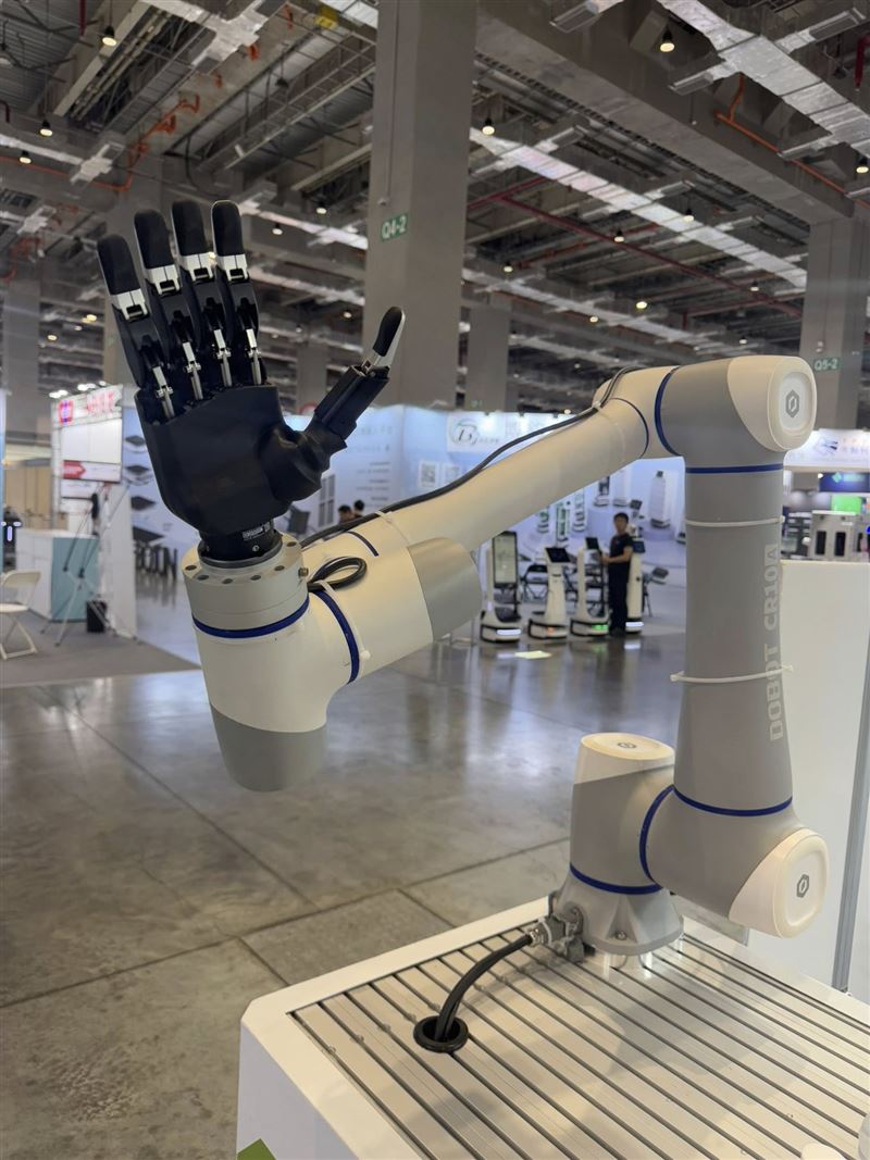 行政院長卓榮泰出席 Intelligent Asia 2025，來自16國、逾千家廠商參與，展出攤位達4,500個，規模再創新高，卓榮泰表示，台灣傳統產業正在透過數位化與AI化轉型，展現基層實力與新科技能量雙軌並進。（圖／記者師瑞德攝影）
