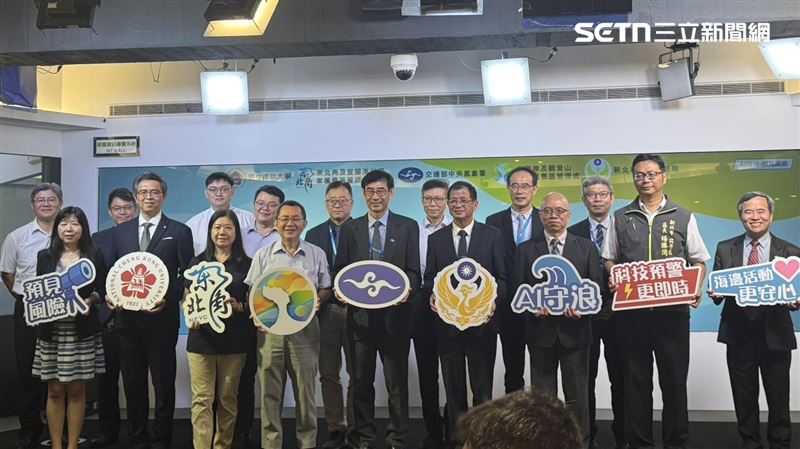 氣象署今日發表「海岸異常波浪預報系統」，針對突發性的「瘋狗浪」提供早期預警。（圖／記者柯美儀攝影）