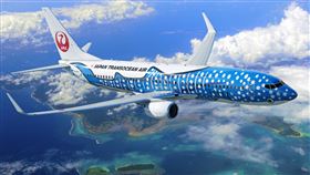JTA旗下最具代表性的特色之一，就是塗裝上繪有沖繩象徵「鯨鯊」的粉紅、藍色彩繪機。（圖／翻攝自Japan Airlines臉書）