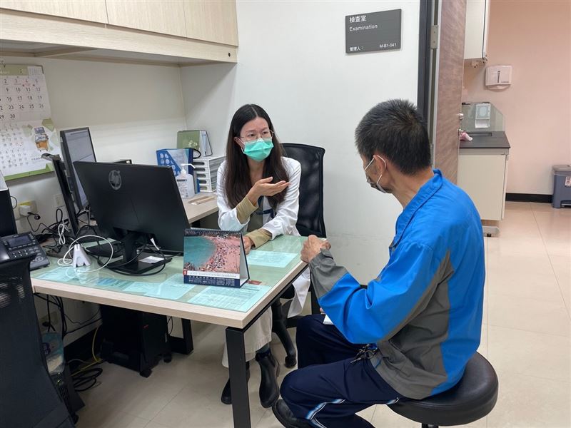 劉廷芳醫師提醒，健康生活、避免菸酒，若有吞嚥困難等症狀，應盡速檢查，有助早期診斷與治療食道癌。（圖／新竹臺大分院提供）