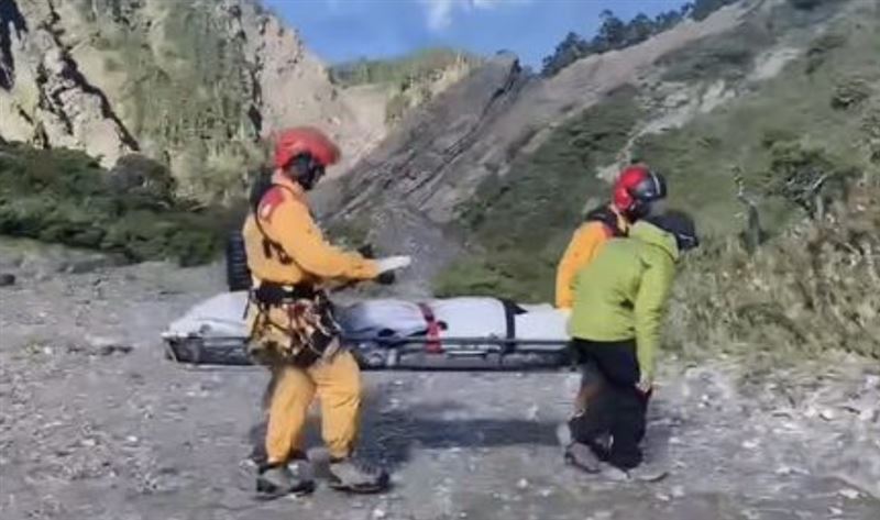 新／南湖大山1登山客死亡！遺體吊掛下山