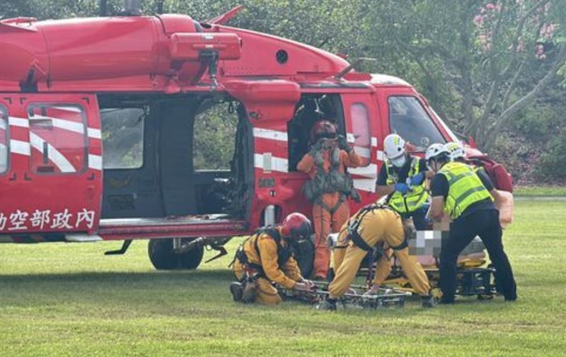 空勤總隊將遺體運上機後送下山。（圖／翻攝畫面）