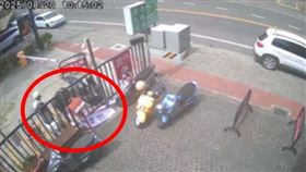 草屯某診所外的「同意罷免」布條遭三度搶奪，罷團將再次報警。（圖／罷團「去游除垢」提供） 