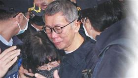 民眾黨立院黨團近日提案修《刑事訴訟法》，擬刪除「勾串共犯或證人」為羈押事由，並明訂要有具體事實足證逃亡或滅證之虞才能聲請羈押，遭質疑是為前主席柯文哲量身修法。（圖／翻攝自柯文哲臉書）