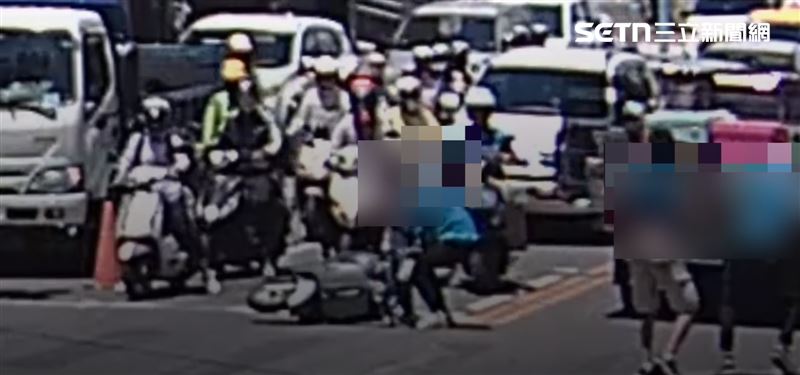 謝男朝前妻現男友丟檳榔渣，雙方扭打成一團。（圖／翻攝畫面）