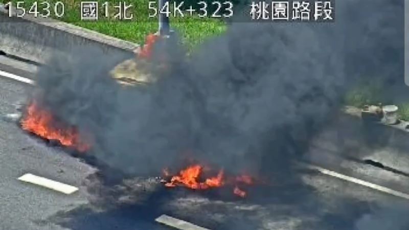 國1桃園段火燒車　車流「紫爆」嚴重回堵