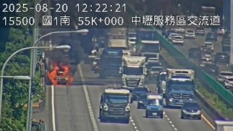 國1南下54.3公里桃園路段發生火燒車事故。（圖／翻攝畫面）