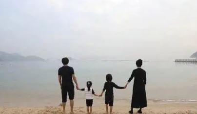 鄧超與孫儷一家四口去海邊拍下幸福背影合照。（圖／翻攝自微博）