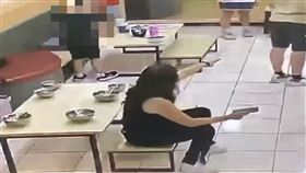 彰化課照班，弱勢童被逼下跪，陳姓理事長，滑手機，（圖／翻攝德州媽媽沒有崩潰粉專）