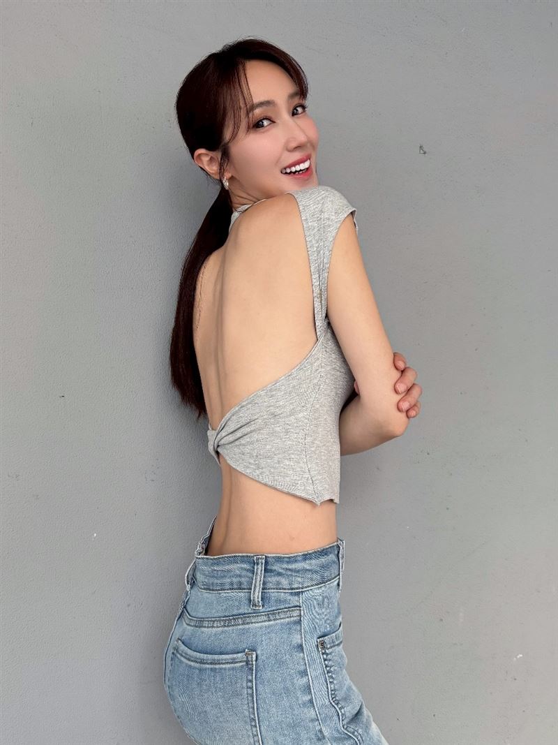 小薰自信展露纖腰。（圖／美体專科提供）