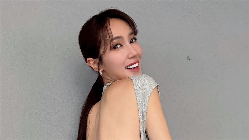 小薰大解放泳褲險滑落!裸背曝驚人螞蟻腰