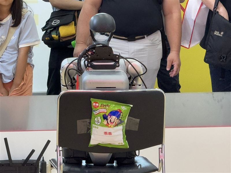「小心，機器人就在你身邊！」Intelligent Asia 2025現場，人形機器人與台灣文化元素同框超吸睛，所羅門攜手NVIDIA展示人形機器人，現場同步搬來「機器狗」，吸引大批民眾直擊機器協作表演，主持人口令下，機器人聽從指令完成多項任務，展現智慧自動化的真實應用，讓觀眾驚呼連連。（圖／記者師瑞德攝影）
