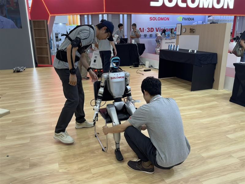 「小心，機器人就在你身邊！」Intelligent Asia 2025現場，人形機器人與台灣文化元素同框超吸睛，所羅門攜手NVIDIA展示人形機器人，現場同步搬來「機器狗」，吸引大批民眾直擊機器協作表演，主持人口令下，機器人聽從指令完成多項任務，展現智慧自動化的真實應用，讓觀眾驚呼連連。（圖／記者師瑞德攝影）