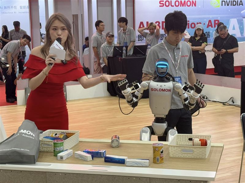 「小心，機器人就在你身邊！」Intelligent Asia 2025現場，人形機器人與台灣文化元素同框超吸睛，所羅門攜手NVIDIA展示人形機器人，現場同步搬來「機器狗」，吸引大批民眾直擊機器協作表演，主持人口令下，機器人聽從指令完成多項任務，展現智慧自動化的真實應用，讓觀眾驚呼連連。（圖／記者師瑞德攝影）