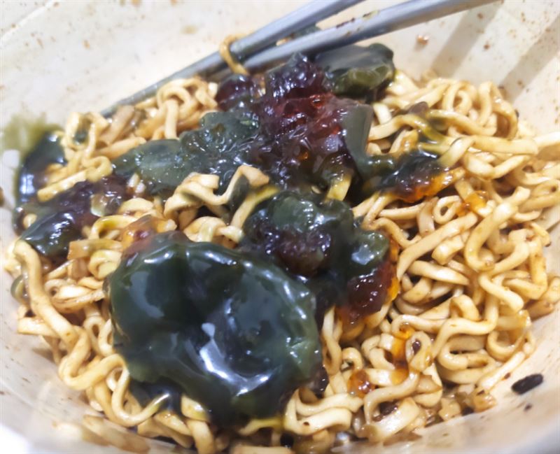 老饕推薦將皮蛋加入泡麵中，口感獨特，就連名廚詹姆士也大讚「麻煩試試看！」（圖／翻攝自臉書＠泡麵公社 泡麵俱樂部）