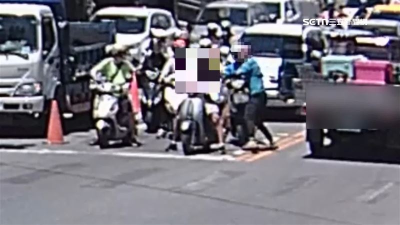 女子前夫（右）將女子現任男友（左）從機車上拉下