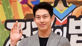 崔正元被指控引誘人妻，他不堪名譽受損要提告。（圖／翻攝Naver）