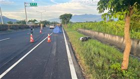 花蓮縣壽豐鄉今天（20日）清晨發生一起死亡車禍，陳姓男子（28歲）騎車行經東華大橋時，不明原因自撞路樹彈飛倒在車道上，當場遭後方劉姓男子（65歲）所駕駛的砂石車輾過頭部慘死。