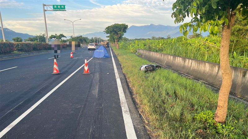 陳姓男子自撞路樹彈飛倒地遭砂石車輾過頭部慘死。（圖／翻攝畫面）