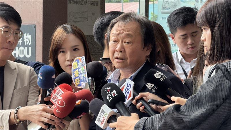 民進黨立委王世堅日前出席中常會前受訪。（資料圖／記者劉秀敏攝影）