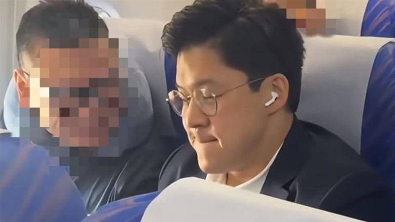 46歲千億級富少現蹤經濟艙　遭酸：很愛演
