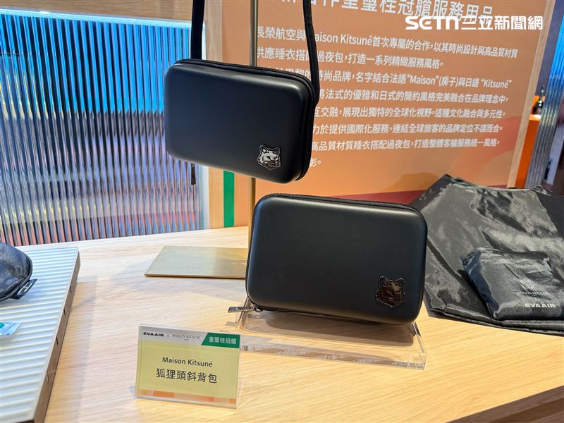 長榮航空首次將過夜包與睡衣使用同一個品牌設計，此次與Maison Kitsune合作將品牌經典元素狐狸圖騰繡在睡衣與過夜包，且過夜包還能當成背包使用。（圖／記者李育道攝影）