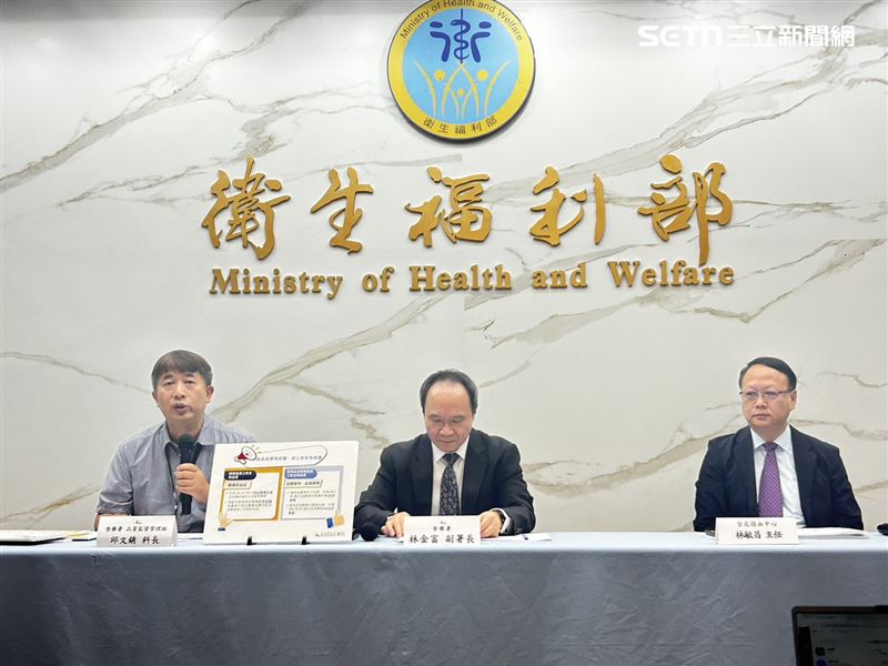 邱文銹（左）指出，目前台灣百分之百都是無償自願捐血。（圖／記者簡浩正攝影）