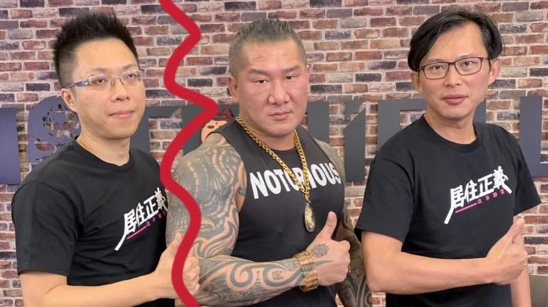 曾合體館長黃國昌直播　他：變最噁心模樣