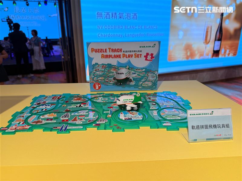 長榮航空小朋友周邊玩具。（圖／記者李育道攝影）