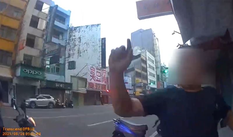 黑衣男不斷對店家咆哮，遭員警當場噴辣椒水、上銬帶回派出所管束。(圖／翻攝畫面)